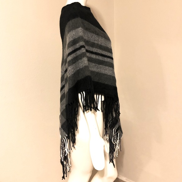 V. FRASS~Fringed -Plaid Brushed Poncho-NWT- O/S - Picture 3 of 5